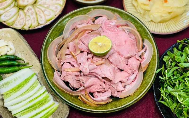 Bê thui Câu Mông (Veau rôti de Câu Mông)