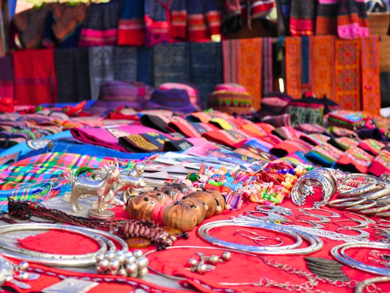 Bijoux artisanaux au marché de Bac Ha