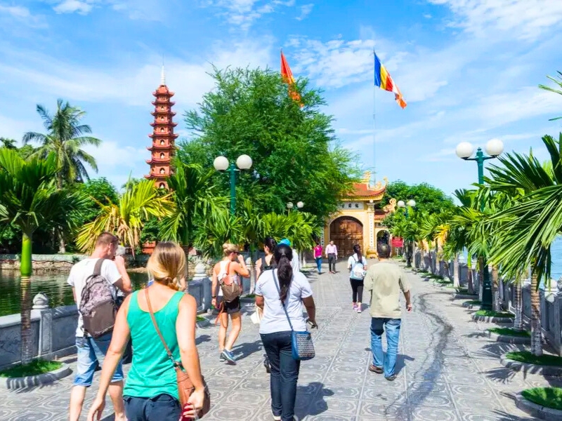 La pagode Trân Quôc est une destination incontournable pour les visiteurs venus des quatre coins du monde.