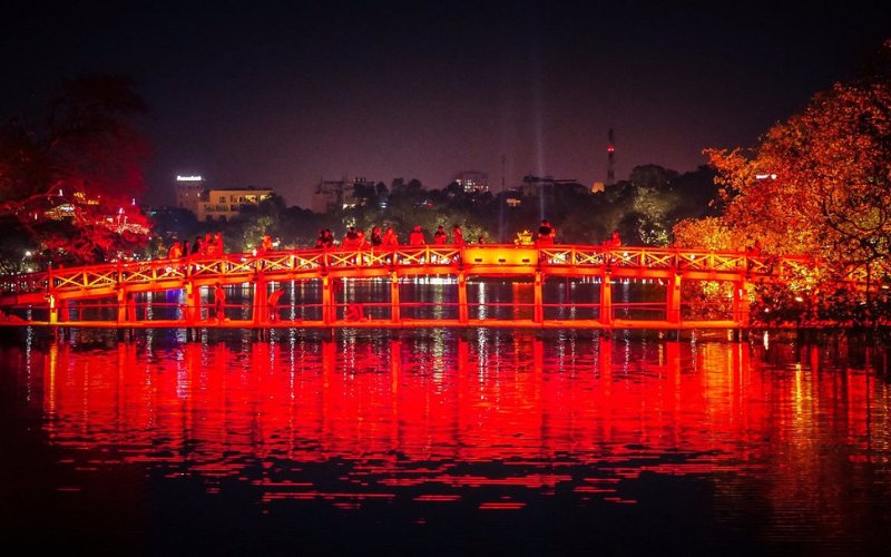 La beauté éclatante du pont The Huc illuminé dans la nuit