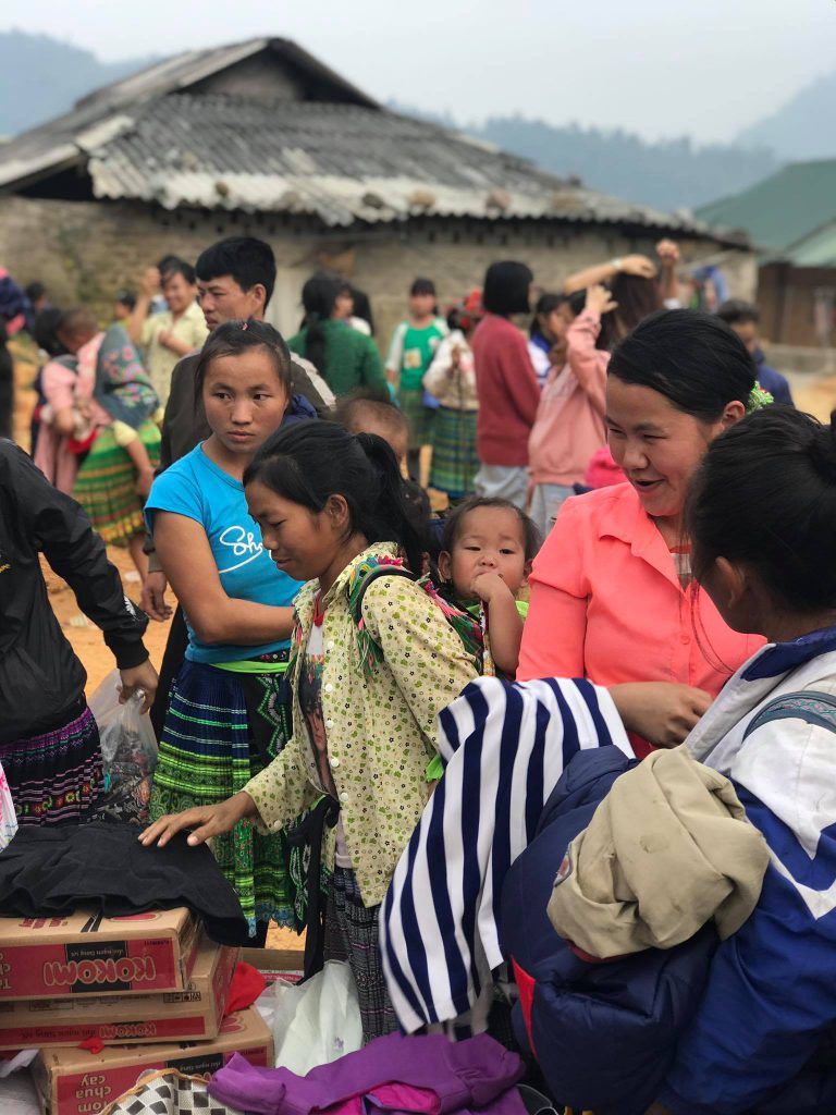 Humanitäre Reise Dezember 2020: Der Besuch des Weihnachtsmanns im Dorf Lao