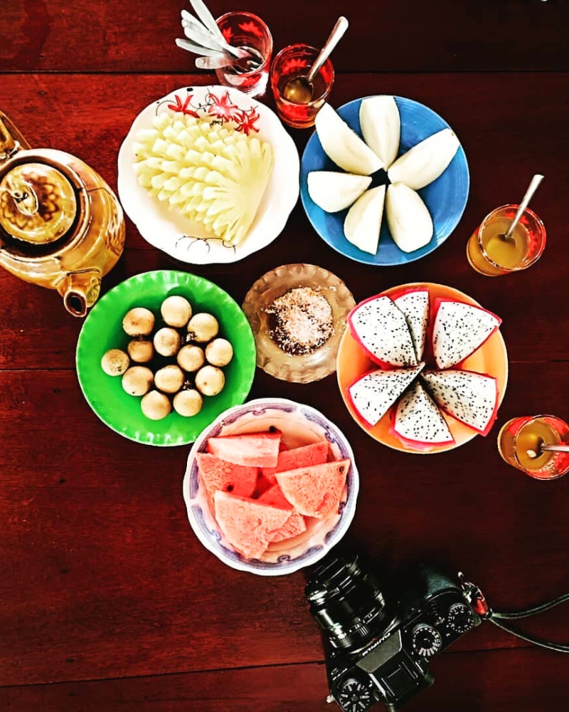 Pause gourmande : fruits frais et thé parfumé au miel