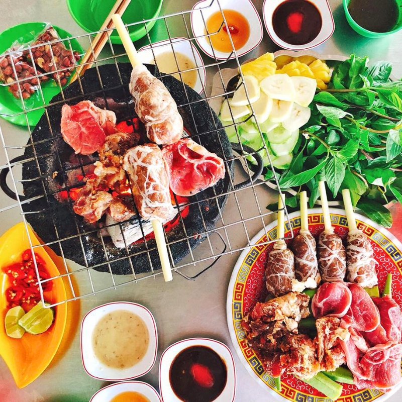 Bo Bay Mon Nui Sam (Boeuf à 7 plats du Mont Sam)