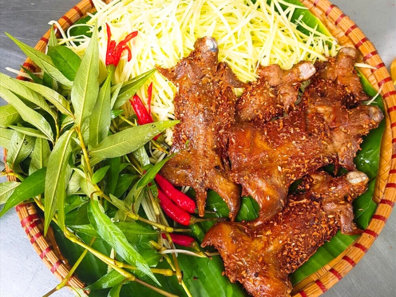 Chuot dong chien nuoc mam (Souris des champs frites à la sauce nuoc mam)