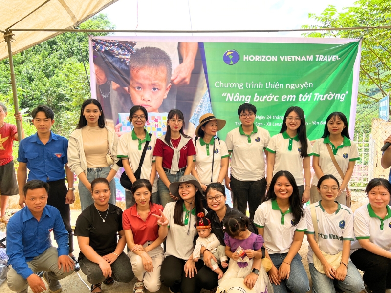 Horizon Vietnam Travel lance le programme Accompagner les enfants sur le chemin de l’école avec des cadeaux pour la rentrée scolaire