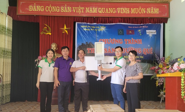 Horizon Vietnam Travel avec des associations humanitaires Tu Tam (du coeur), Ngan Ha