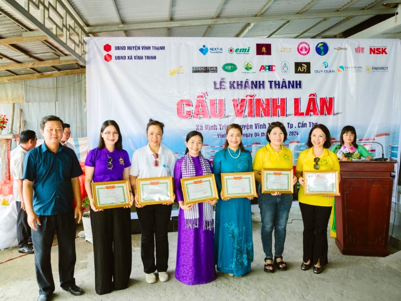 Die örtlichen Führungskräfte überreichten Anerkennungsurkunden, um ihren Dank gegenüber den Sponsoren auszudrücken.