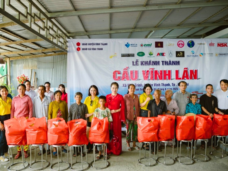 Wir haben Geschenke an die Familien verteilt, die von den lokalen Sozialpolitiken begünstigt werden.