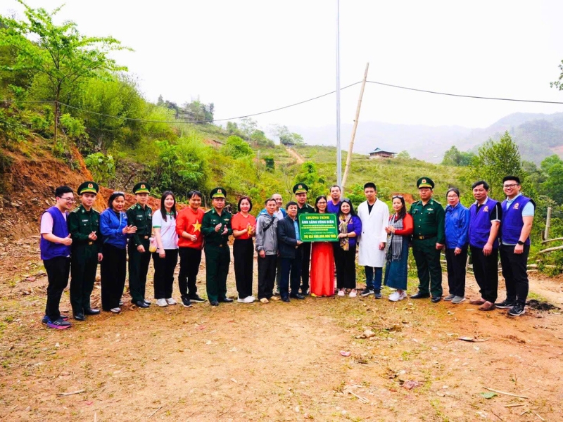 Remise de lampes solaires aux agents de la défense locale de Chiêng Son