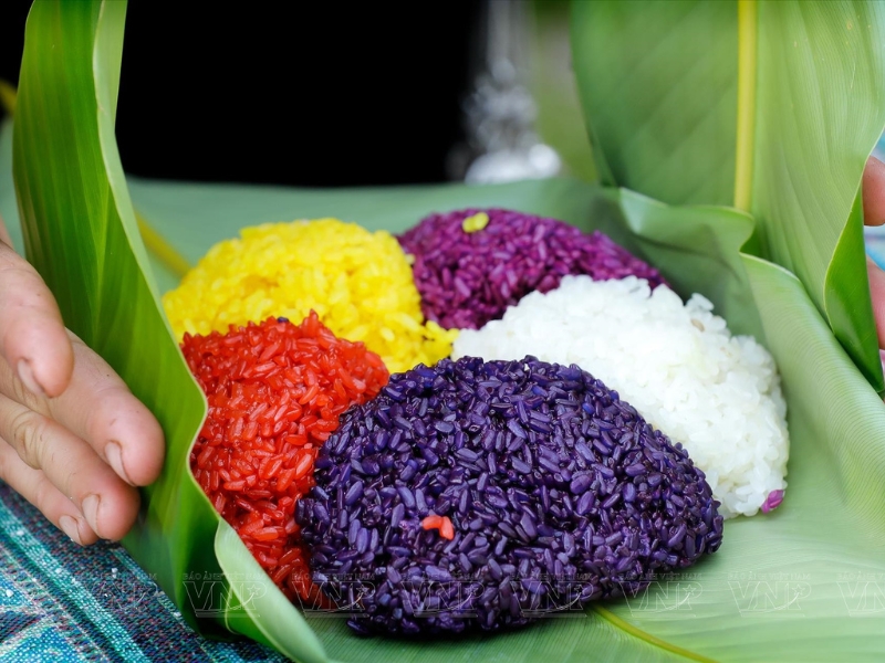 Xoi ngu sac est plat symbolique des ethnies du Nord, teinté avec les couleurs de la nature