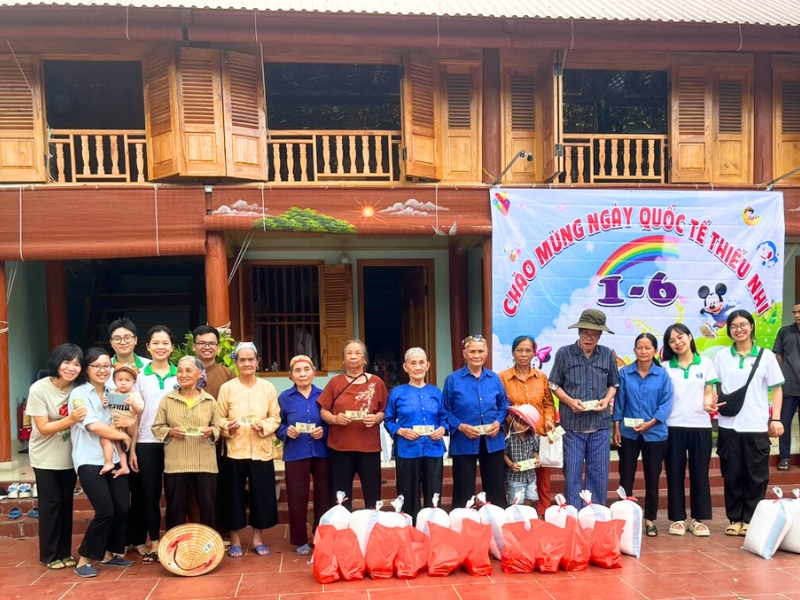 Horizon Vietnam a distribué du riz et des cadeaux aux personnes en difficulté de la commune de Điêm Mac 