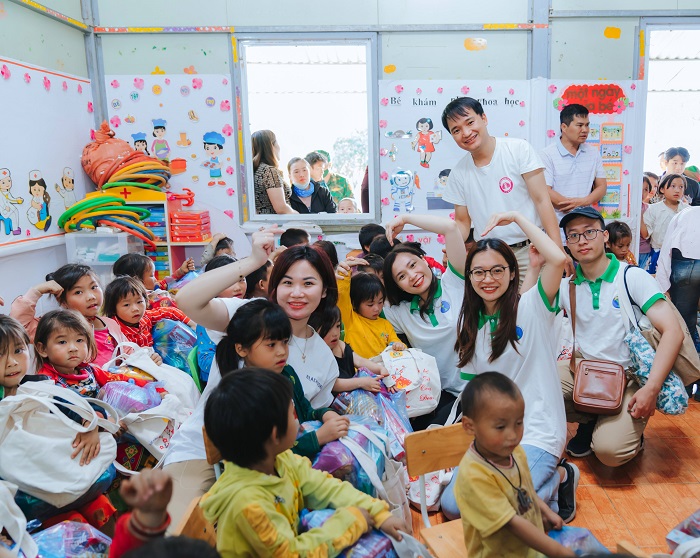 Einweihung des kleinen Schulwegs und Organisation des 0-VND-Marktes