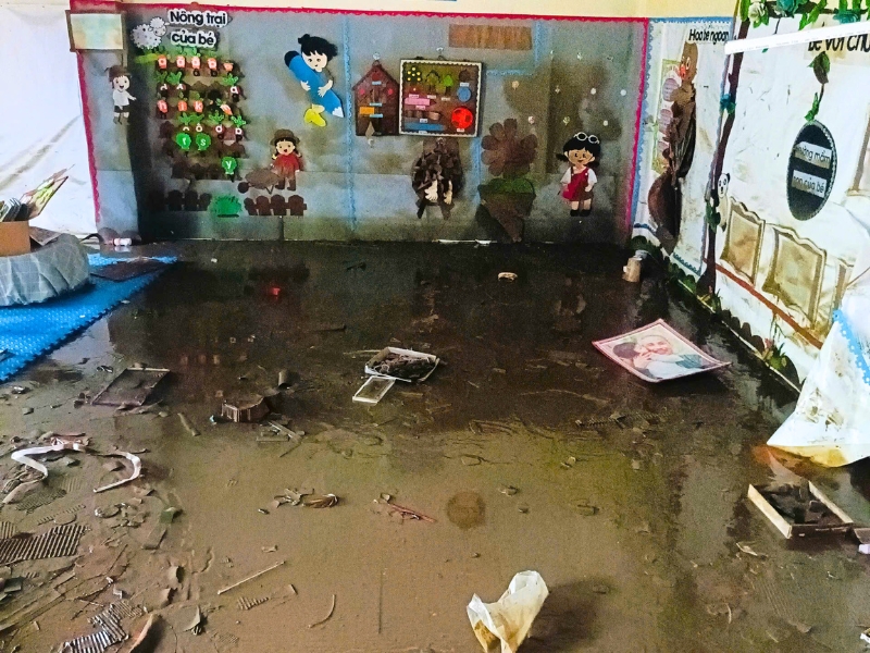 La salle de classe est entièrement recouverte de boue