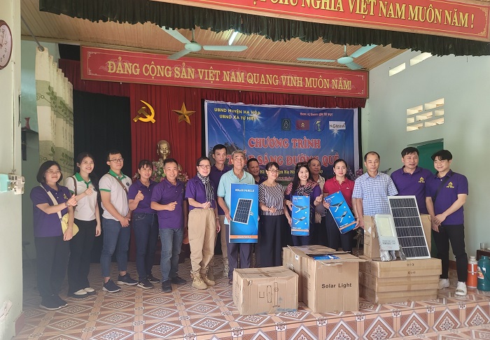 Schenkung von Solar-Straßenlampen an die Einwohner der Gemeinde Am Thuong, Ha Hoa, Phu Tho