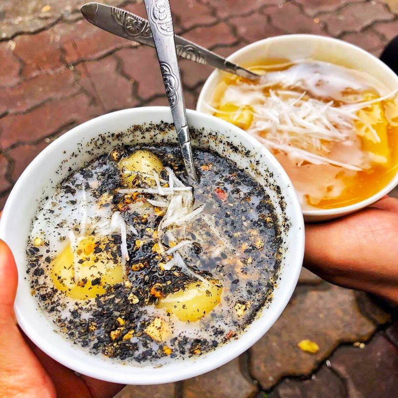 Banh Trôi Nong, Che San – Deux soupes sucrées chaudes, parfaites pour savourer la douceur des soirées d’hiver à Hanoi