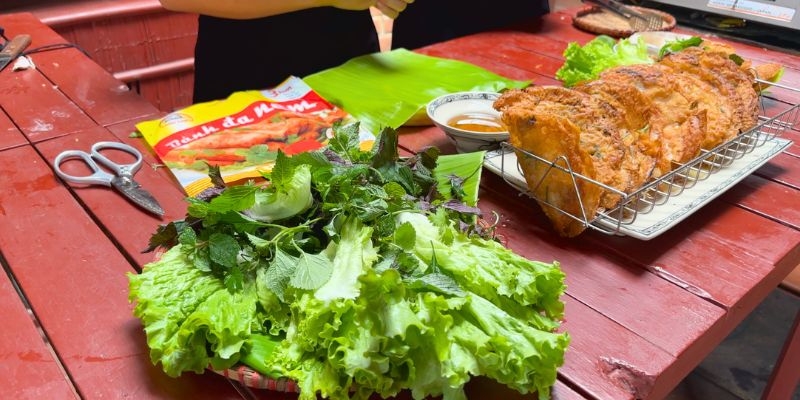 Le Banh Xeo du Centre Vietnam est souvent de petite taille, mais se distingue par sa texture parfaitement croustillante