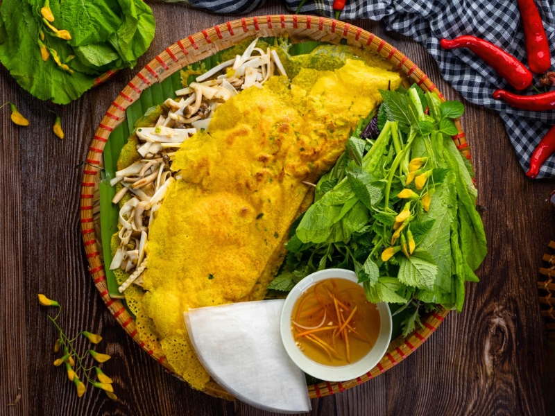 Le Banh Xeo du Sud est généralement plus grand et propose une garniture plus variée