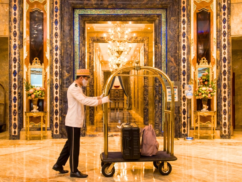 Le porteur de bagages (Groom d’hôtel) Pourboire au Vietnam