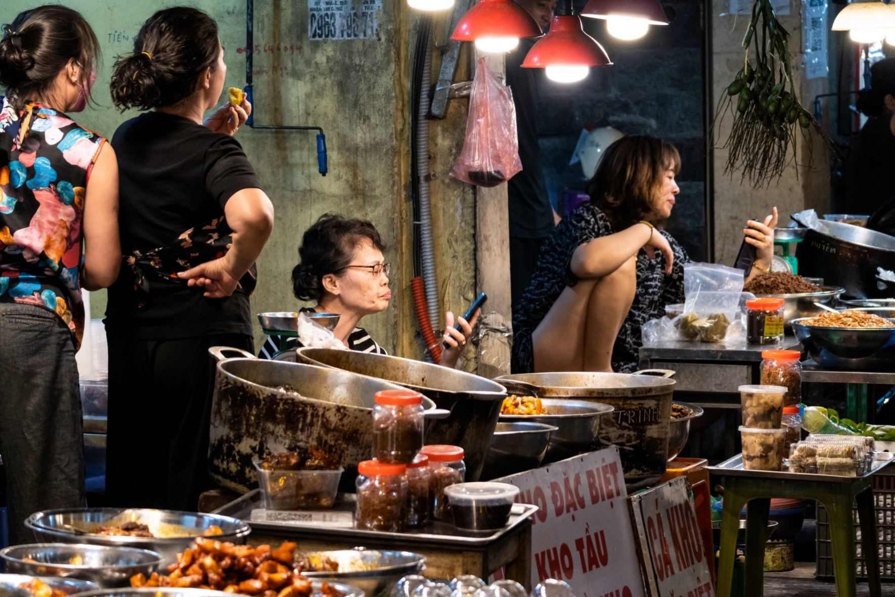 Marchands de cuisine de rue dans les marchés nocturnes du vieux quartier de Hanoi