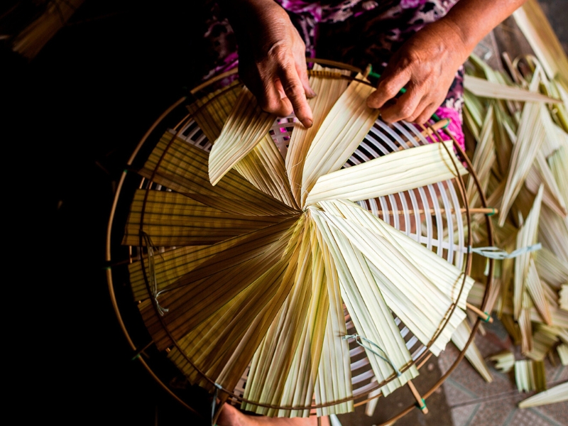 Symbole du Vietnam, le Non La est souvent choisi comme cadeau par les visiteurs