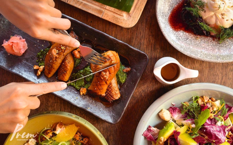 Le menu de Prem Bistro propose une grande variété de plats aux saveurs multiculturelles