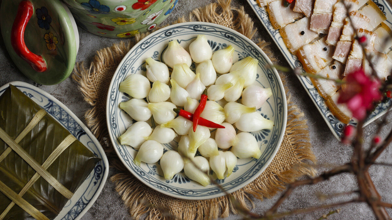 Échalotes marinés plats du Têt au Vietnam