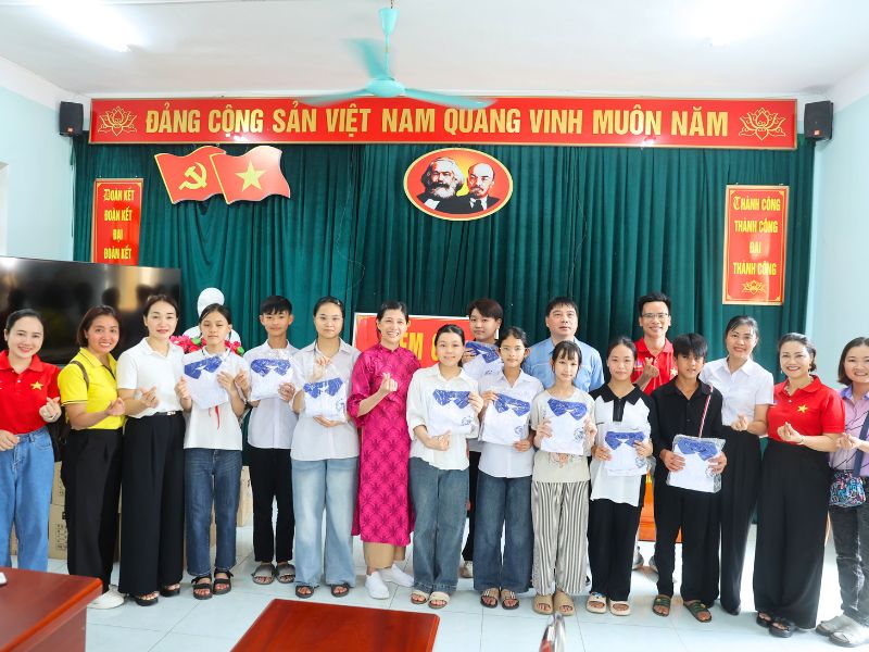 Des bourses et de nombreux autres cadeaux ont également été offerts Horizon Vietnam