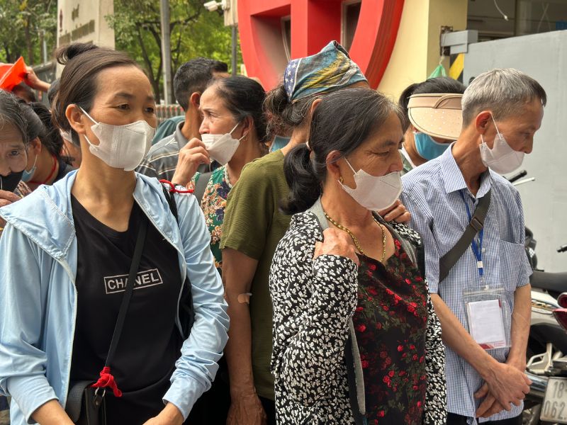 De nombreux patients font la queue pour recevoir leur cadeau avec le sourire