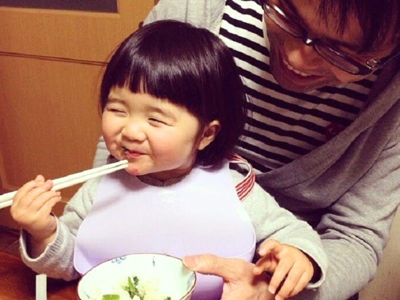 Au Vietnam, l’usage des baguettes s’enseigne dès le plus jeune âge