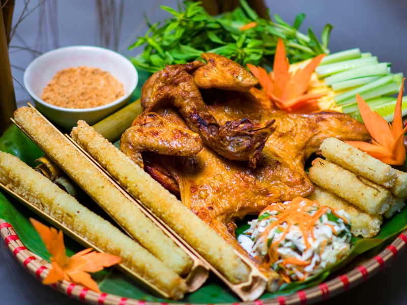 Ga nuong & Com Lam – Saveurs fumées et parfum du bambou, un goût authentique des montagnes.