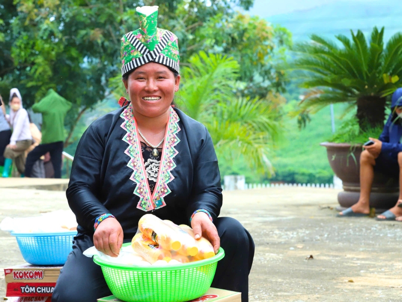Le sourire éclatant des habitants après la réception des dons réchauffe les cœurs