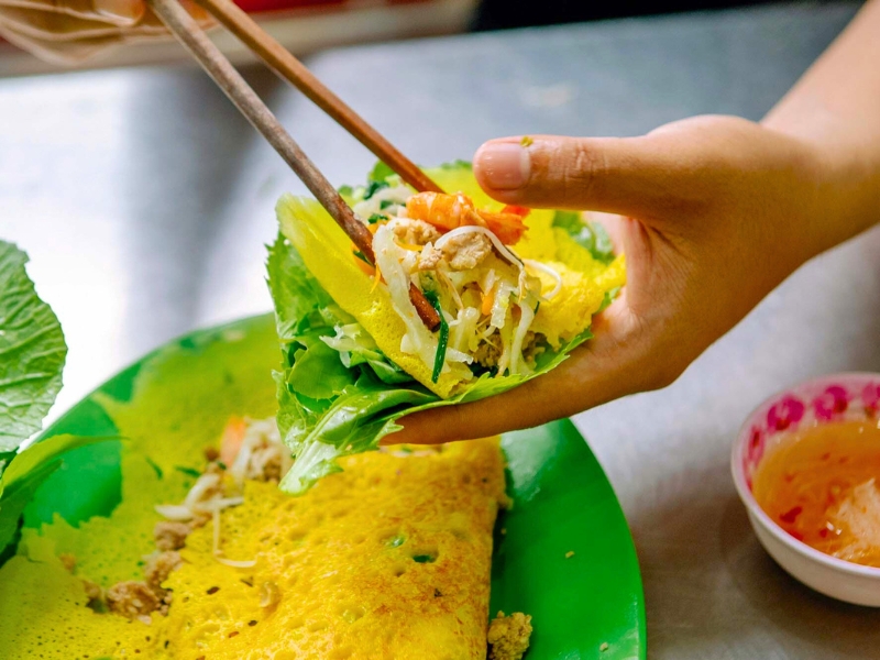 Le banh xeo, crêpe vietnamienne dorée et légère, spécialité incontournable de la cuisine de Saigon