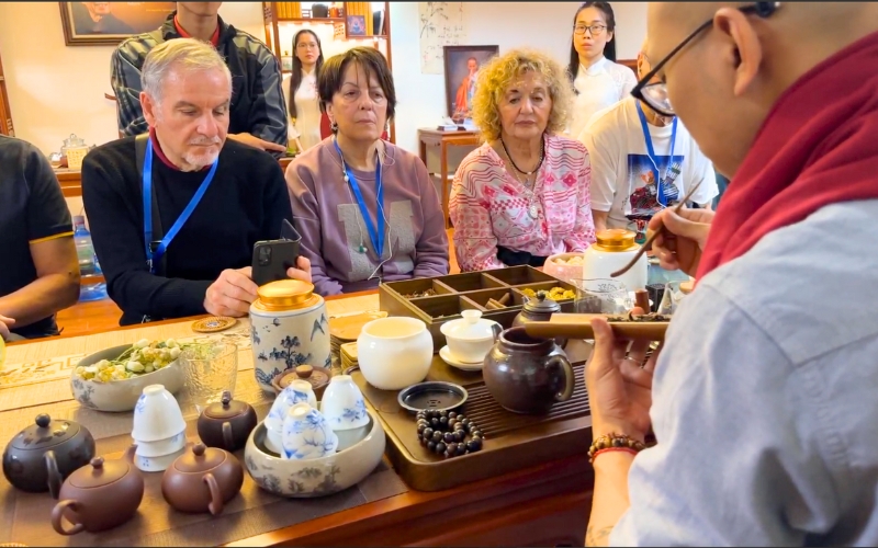 Nos voyageurs apprécient vivement l’expérience de la cérémonie du thé chez Horizon Vietnam