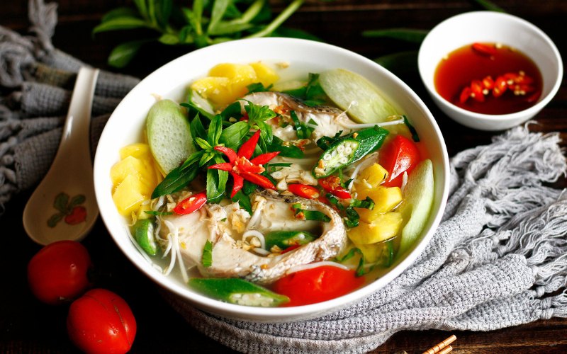 Canh chua ca, soupe aigre-douce de poisson, spécialité du Sud du Vietnam