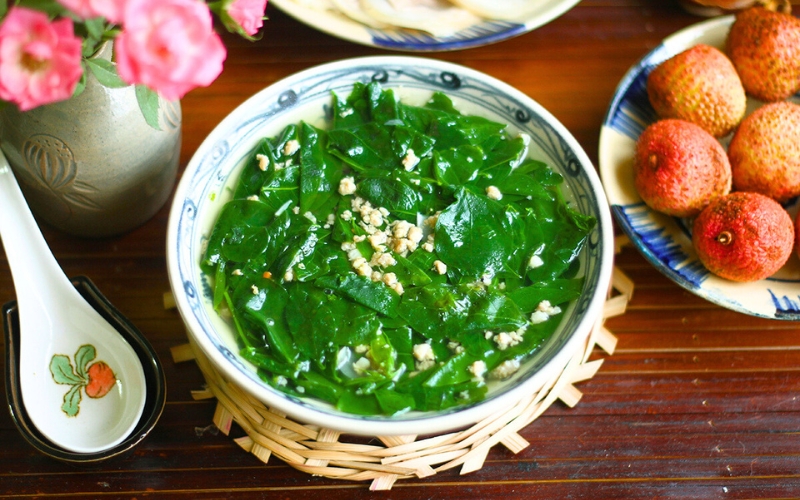 Le goût tendre et légèrement sucré du canh rau ngot, souvenir d’enfance pour beaucoup de Vietnamiens