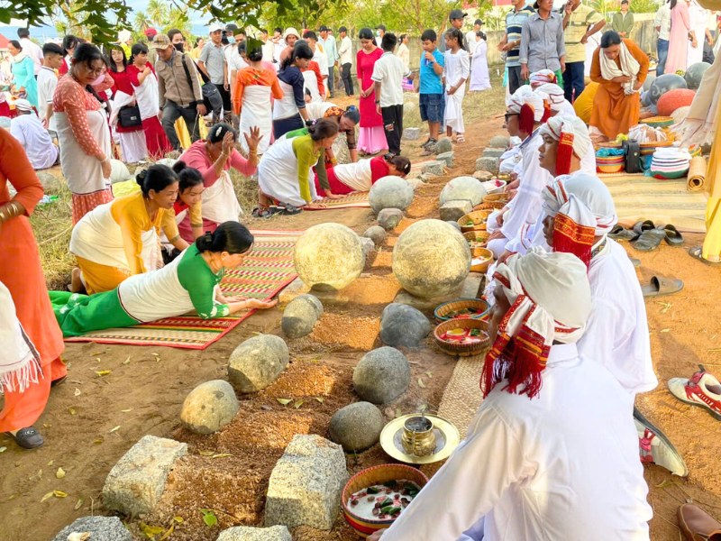La beauté des traditions des Chams Bàni durant le mois sacré du Ramưvan, symbole de foi, de pureté et d’unité spirituelle au Vietnam