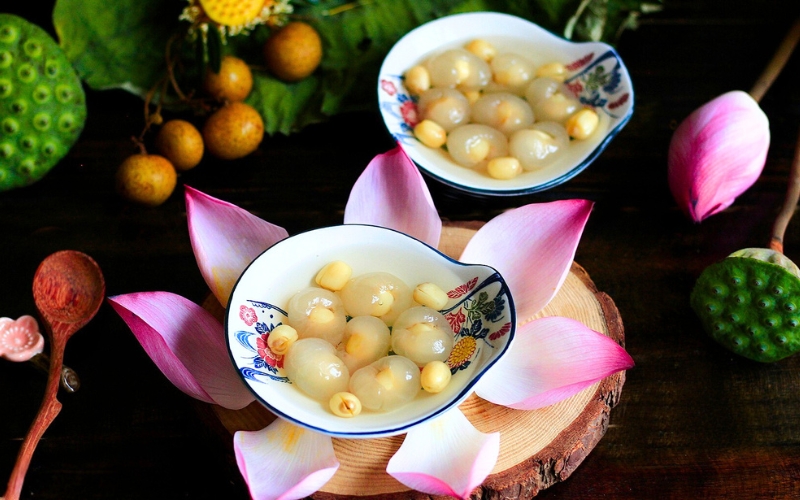 Soupe sucrée vietnamienne au longane et aux graines de lotus, un dessert raffiné symbole de fraîcheur et d’élégance estivale