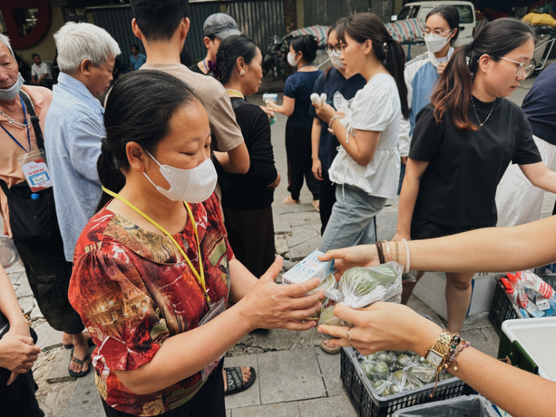 Tourisme solidaire Action caritative Hanoï Vietnam Horizon Vietnam Travel Institut d’Hématologie Voyage responsable Solidarité Patients hospitalisés Distribution de repas Engagement social Voyage éthique ACtion caritative à Hanoi