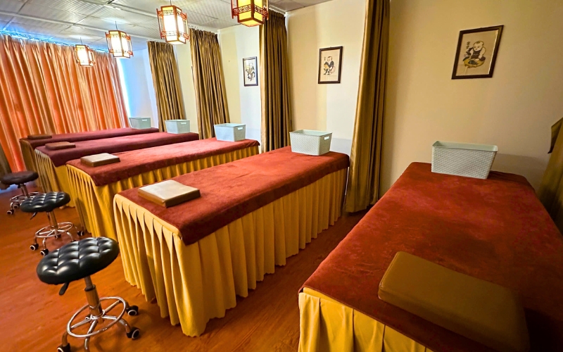 Notre espace de massothérapie, conçu pour offrir à chaque voyageur un moment de relaxation et de ressourcement dès l’arrivée au Vietnam