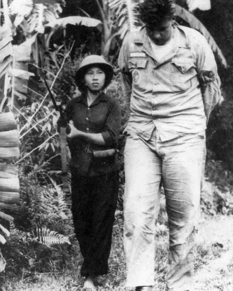 “La petite guérillera” Nguyễn Thị Kim Lai escortant un pilote américain capturé, symbole de la lutte héroïque du peuple vietnamien (1965)