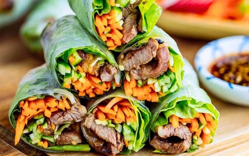 Le bœuf, souvent grillé ou bouilli, apporte une touche riche en protéines aux rouleaux de printemps vietnamiens