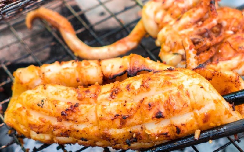 Calamar séché au soleil à la sauce saté (Muc mot nang sa te), plat vietnamien au goût épicé et parfumé, typique des régions côtières