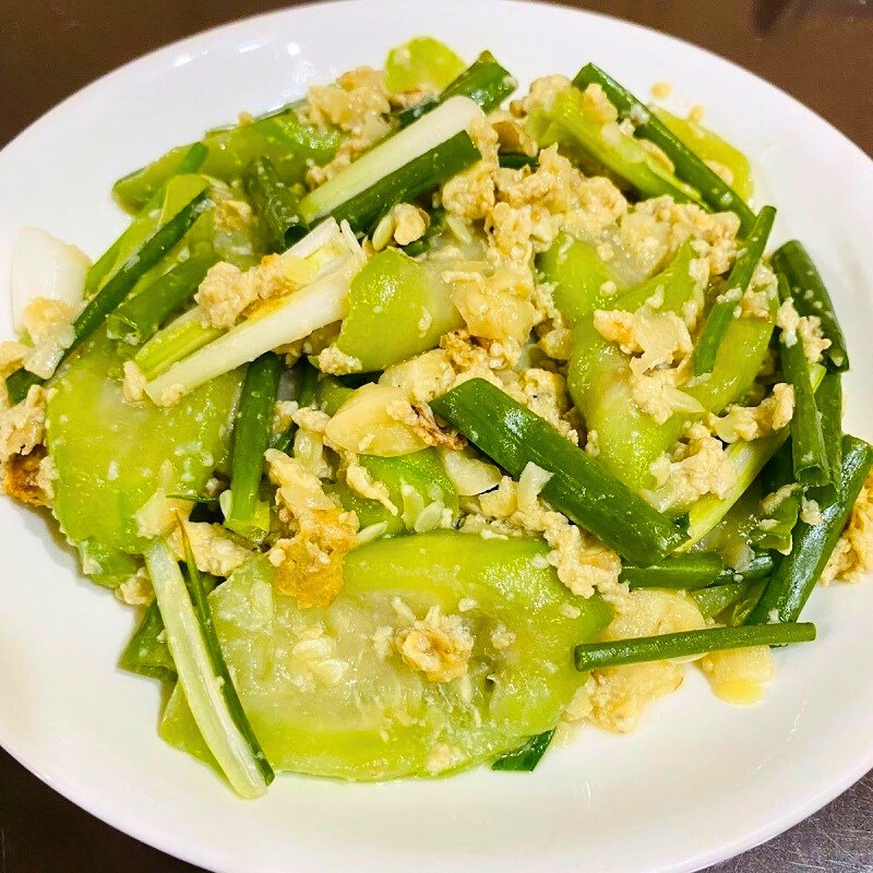 Un plat modeste mais délicieux : la courge éponge vietnamienne sautée aux œufs