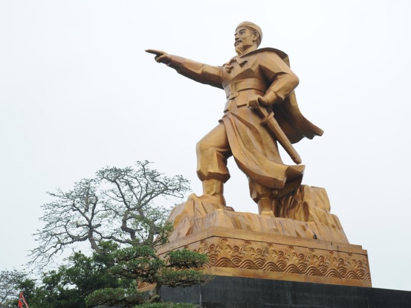 Ngô Quyền (939) – Le héros qui mit fin à mille ans de domination chinoise et fonda la première dynastie indépendante du Vietnam