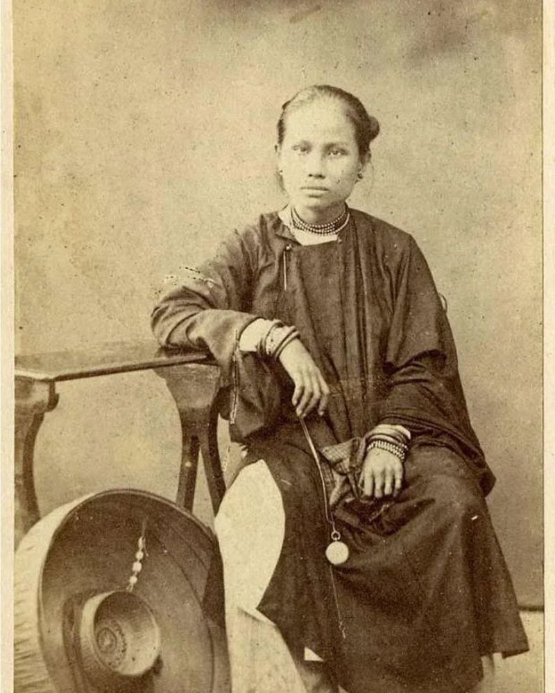 Portrait d’une jeune fille annamite, photographiée par Clément Gillet entre 1864 et 1867