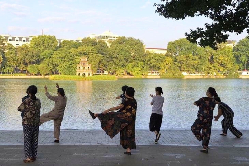 La pratique du Tai Chi près du Lac Hoan Kiem à Hanoi