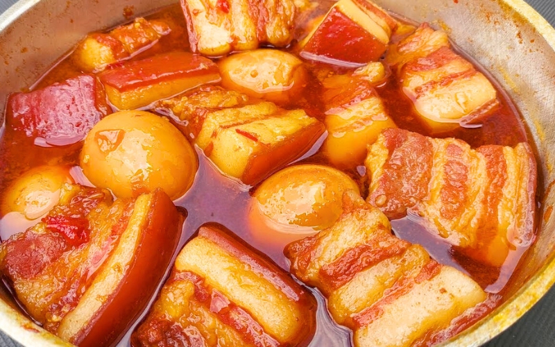 Le thit kho nuoc dua – porc braisé au lait de coco, où le nuoc dua adoucit la viande et lui donne une couleur ambrée appétissante