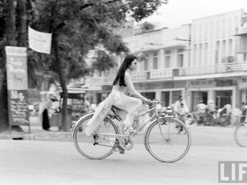 À Hué, les femmes en Ao Dai glissent doucement à vélo, incarnant la grâce et la poésie du Vietnam