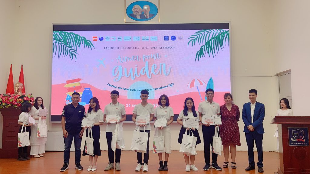 Frau Lisa Bagès – Beauftragte für Bildung und digitale Zusammenarbeit der Französischen Botschaft in Vietnam, Herr Ta Duy Bau – Direktor von Horizon Vietnam Travel und Herr Nguyen Minh Thang – Mitbegründer von ILotus Tours überreichen den dritten Preis.