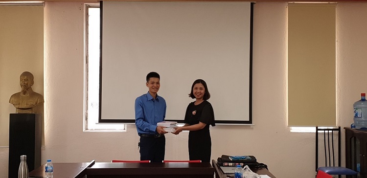 Ta Duy Bau, Gründer von Horizon Vietnam, überreichte Frau Nguyen Thu Ha, Leiterin der Fachabteilung für Französisch, Bücher über den Tourismus